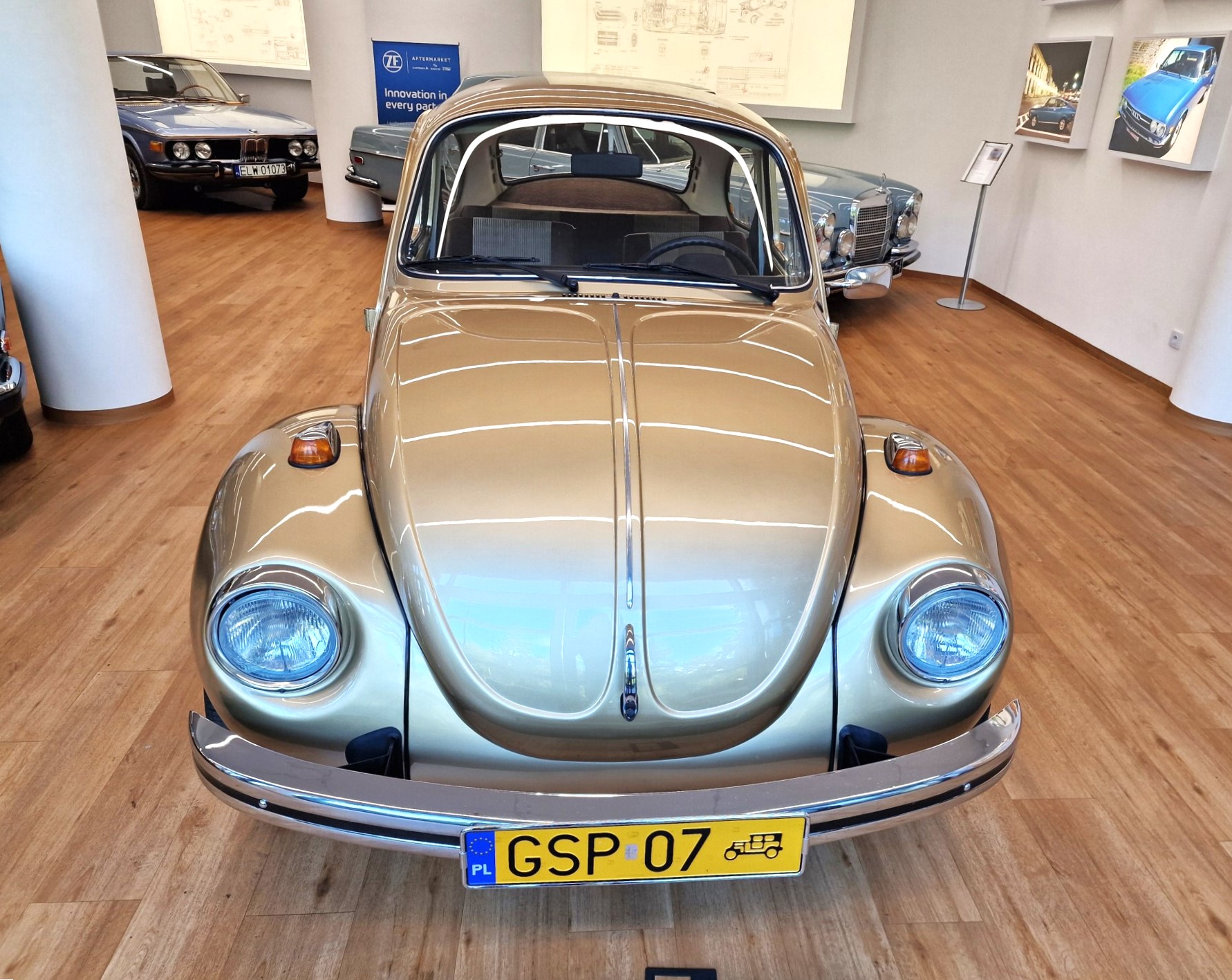 VW Garbus 1303 Big (1974) – biały Beetle widok 3/4 przodu, oryginalne zawieszenie McPherson i przednie hamulce tarczowe