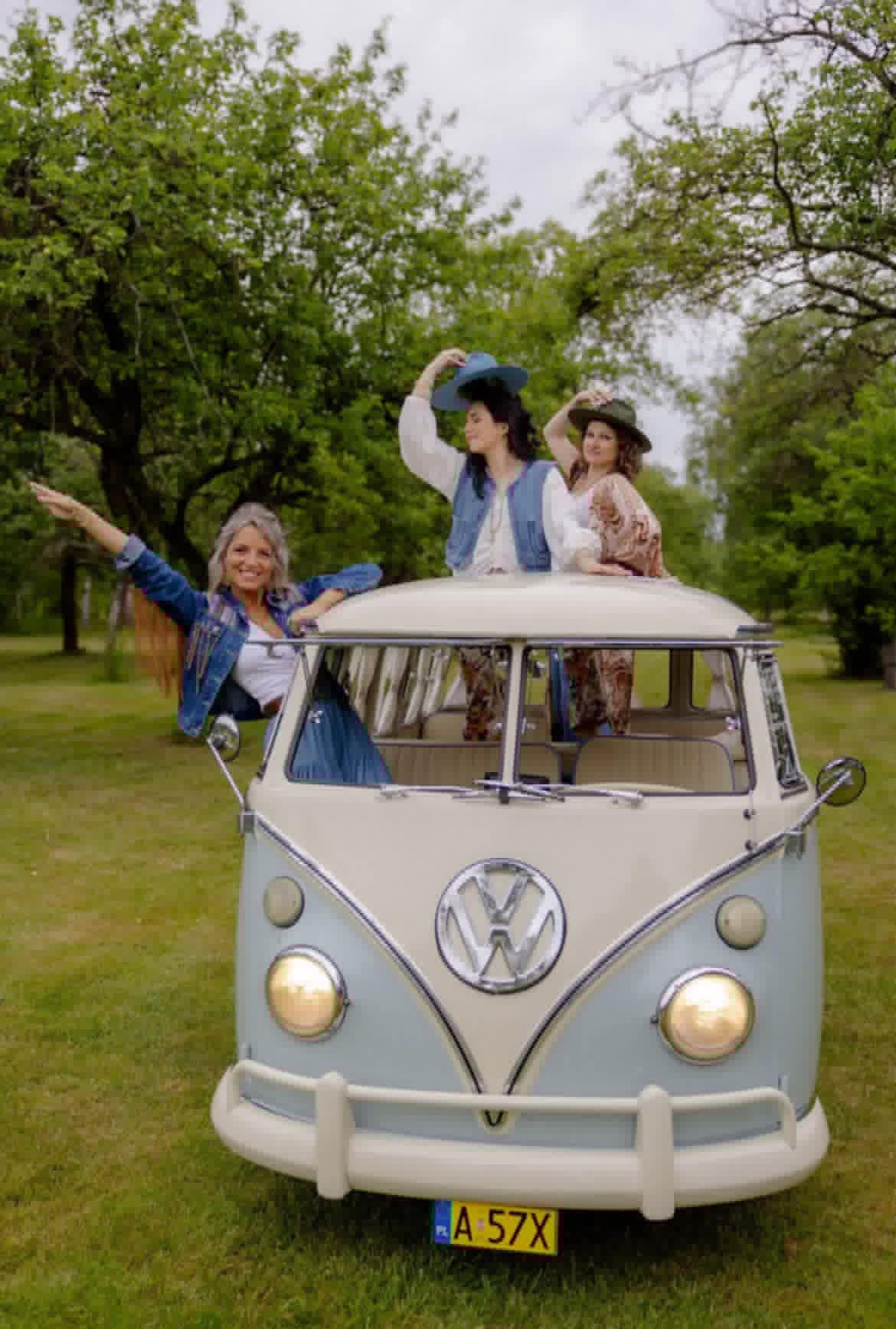 VW Samba open-top z chromowanymi listwami – wynajem mikrobusa na wesele