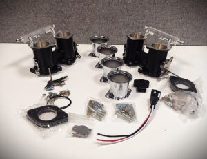 Opis produktu Oferujemy kompletny Throttle Body Kit 45IDF w wersji Integral Type Dual, wyposażony w czujnik TPS oraz trąbki (horns). Zestaw FAJS to nowoczesne rozwiązanie dla klasycznych silników VW Garbus, VW Typ 1/3 oraz Porsche aircooled, które pozwala na zastosowanie elektronicznego wtrysku zamiast tradycyjnych gaźników. Zastosowanie i kompatybilność VW Garbus (wszystkie wersje) VW Typ 1 / Typ 3 Porsche 356, Porsche 912 Silniki bokser aircooled z możliwością konwersji na wtrysk Dlaczego warto? Nowoczesny wtrysk zamiast gaźnika – większa precyzja zasilania Czujnik TPS – możliwość integracji z ECU i lepsze mapowanie Trąbki (horns) – poprawa przepływu powietrza i osiągów Kompletny zestaw – zawiera wszystkie elementy montażowe Zawartość zestawu 2x Throttle Body FAJS 45IDF Integral Type Dual 4x trąbki (horns) Czujnik TPS + wiązka Uszczelki i adaptery Zestaw śrub, sprężyn i elementów mocujących Dane techniczne Średnica gardzieli: 45 mm Typ: Dual / Integral Producent: FAJS Stan: Nowy, kompletny zestaw Jak zamówić? Zestaw dostępny w ofercie GarBusy Polska. Kliknij „Dodaj do koszyka” i przejdź na wyższy poziom tuningu swojego klasyka z wtryskiem elektronicznym!
