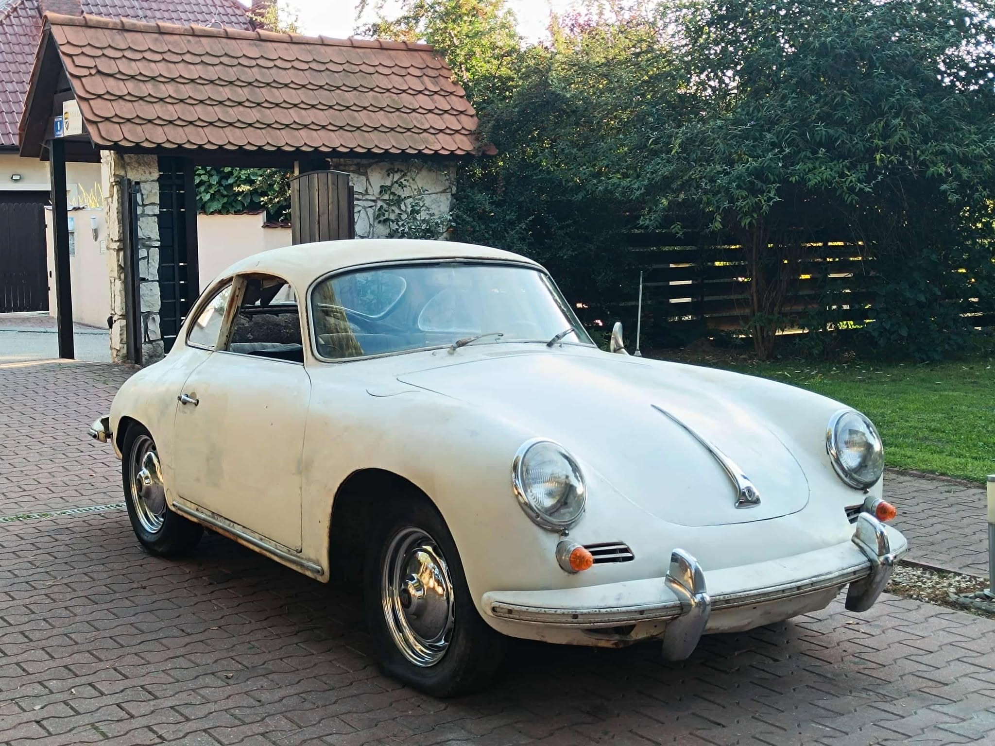 Przednia część Porsche 356 B z 1963 roku, widok z boku na klasyczne nadwozie coupé