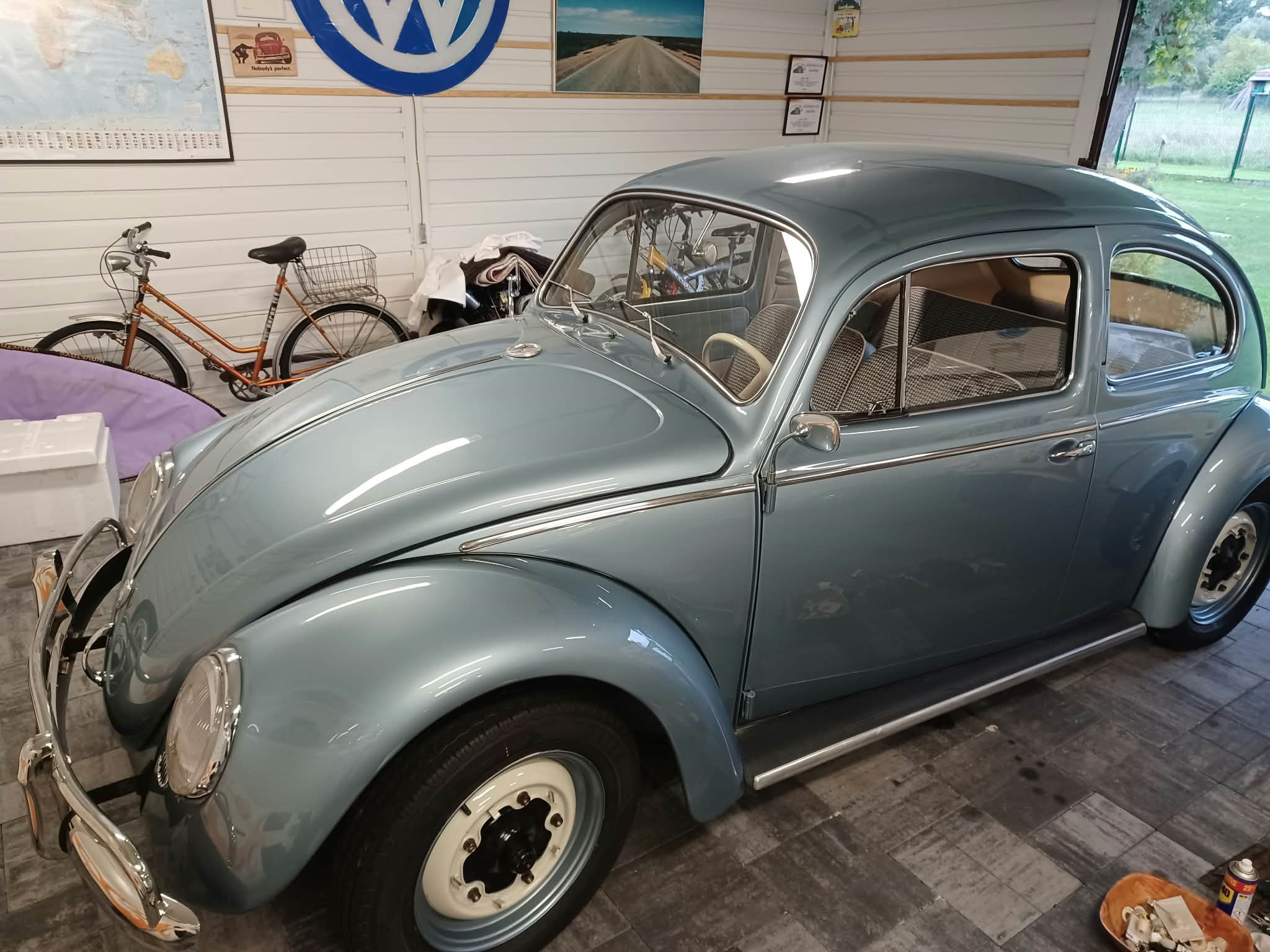 Niebieskoszary Volkswagen Garbus z 1958 roku, widok z przodu i boku w garażu