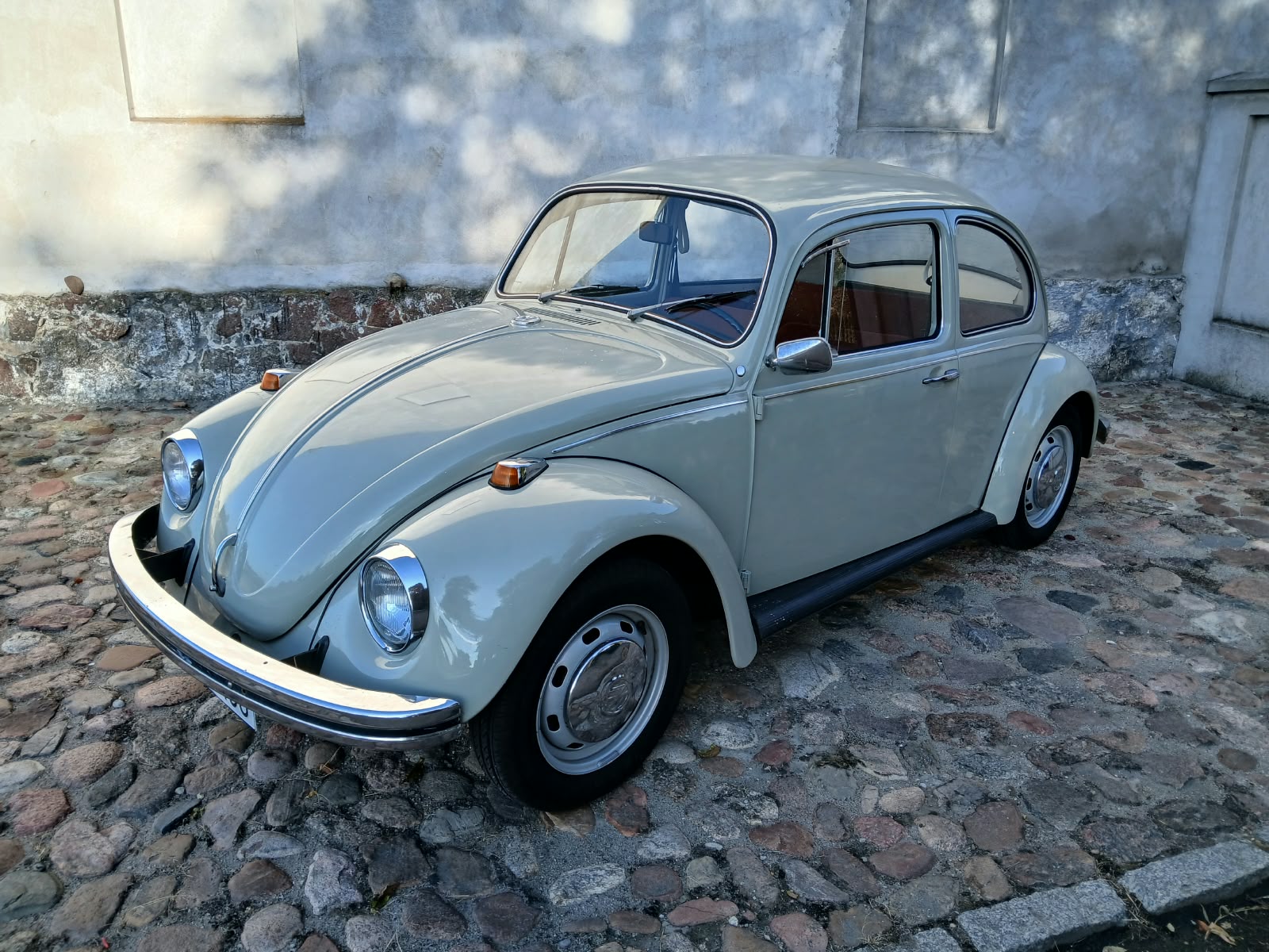 Volkswagen Garbus, widok z przodu i lewej strony
