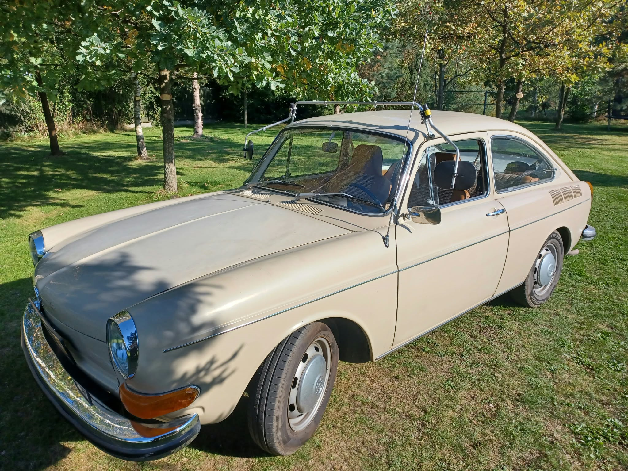 Volkswagen 1600 TL Fastback z 1969 roku — ujęcie przodu i boku